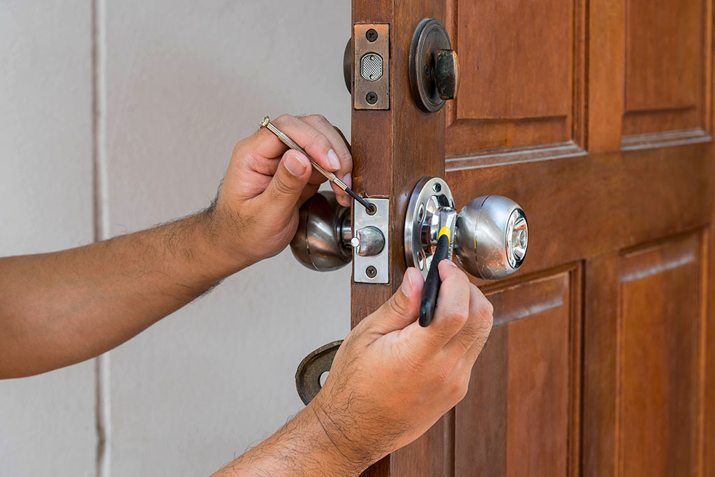 House door lock and key cutting